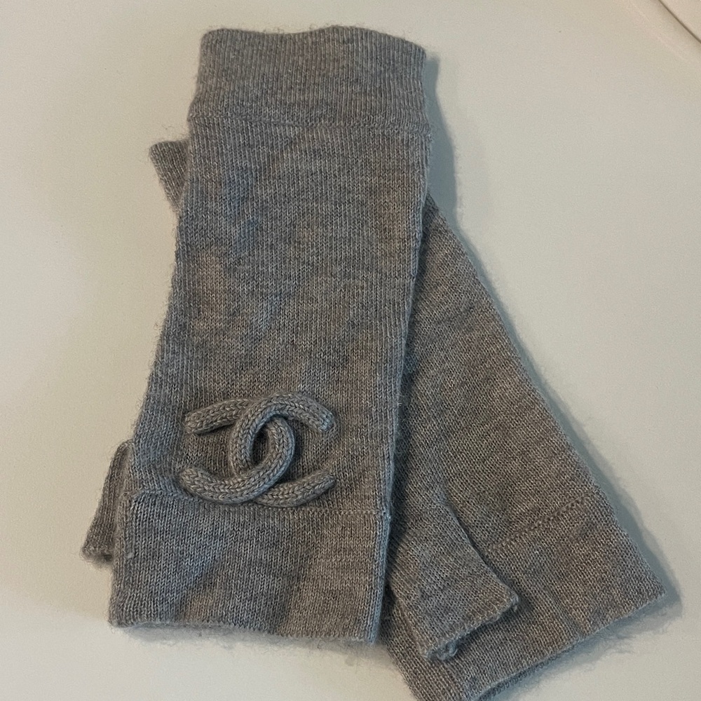 CHANEL  Cashmere Light Gray Knit Hand Warmers